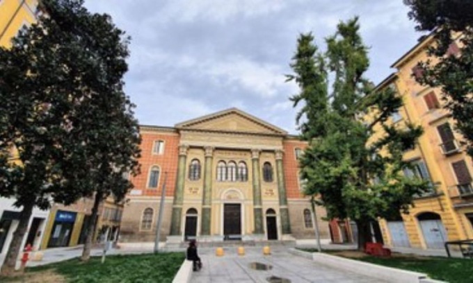 Piazza Mazzini si illumina di giallo per far luce sull’endometriosi