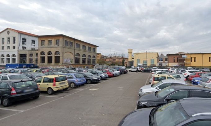 Protesta in corso all’ex Amcm, operai salgono su una gru a 30 metri di altezza