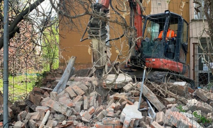 Modena, demolito l’ex lavatoio di via Nontantolana
