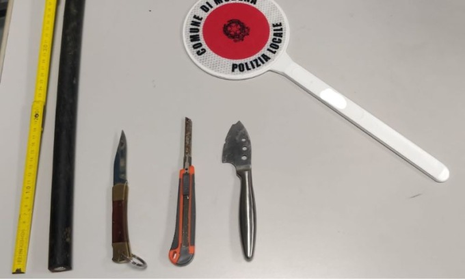 77enne trovato alla guida senza patente e con armi da taglio nell’auto