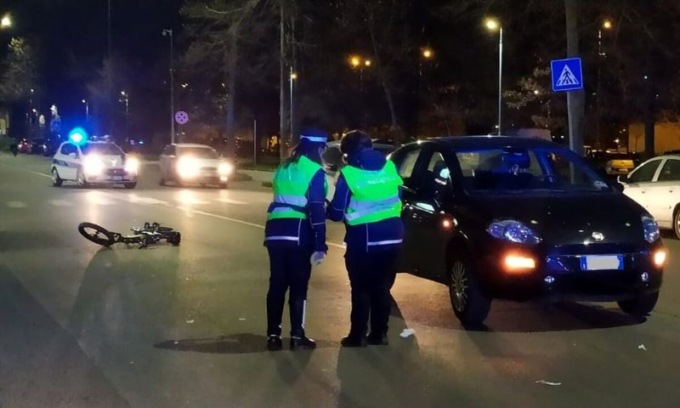 Colpito dalla portiera di un’auto e preso in pieno da un’altra in arrivo: rider in ospedale