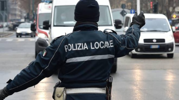 Guida con la patente scaduta a Modena, auto sequestrata e migliaia di euro di multa