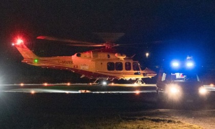 Si schianta nel fosso con la moto in piena notte: muore centauro 45enne