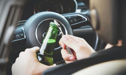 Si mette alla guida ubriaco e provoca un incidente: 38enne nei guai