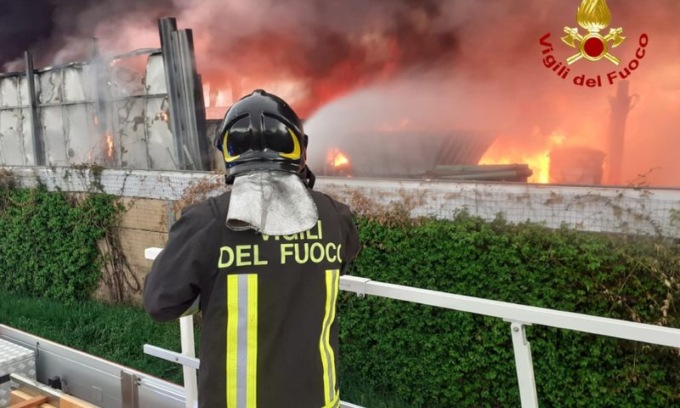 Modena, grande incendio in un’azienda di raccolta rifiuti