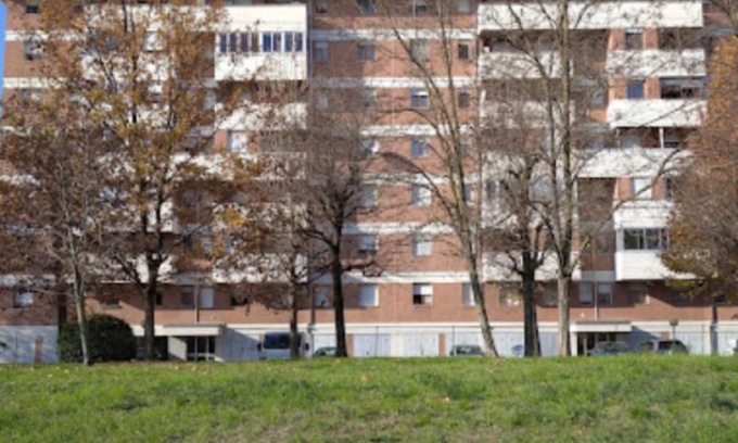 Bimba di 4 anni precipita dal quarto piano e fa un volo di oltre 10 metri