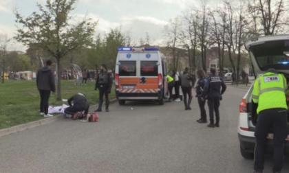 Muore accoltellato a 16 anni, brutale omicidio al parco Novi Sad di Modena