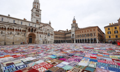 Tornano le coperte contro la violenza in Piazza Grande a Modena