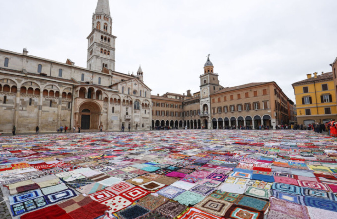 Tornano le coperte contro la violenza in Piazza Grande a Modena