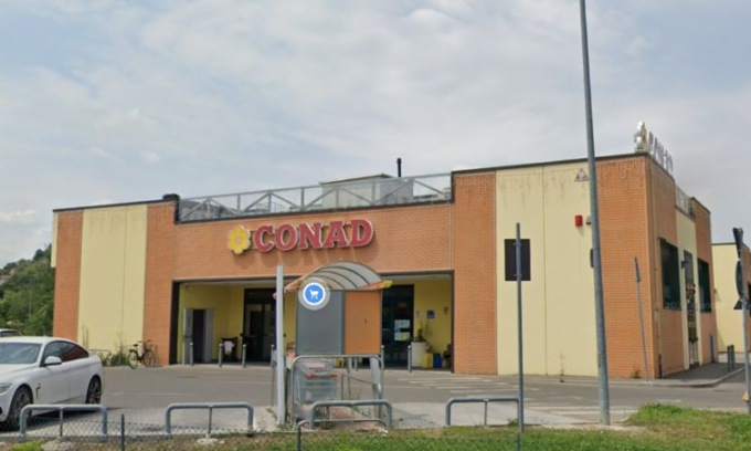 Minaccia la cassiera con un coltello e fugge per non pagare la spesa