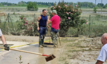 Alluvione Emilia, anche Nek spala il fango a Villanova di Forlì (e coi volontari intona "Laura non c'è")