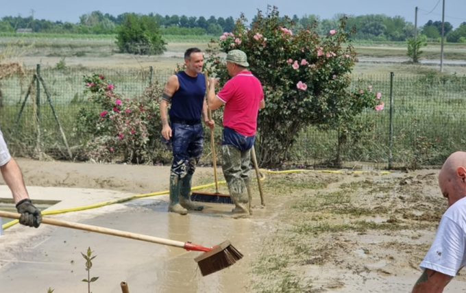 Alluvione Emilia, anche Nek spala il fango a Villanova di Forlì (e coi volontari intona “Laura non c’è”)