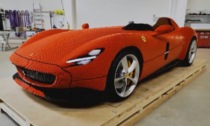 Ferrari incontra Lego e nasce la Monza SP1 fatta con 400mila mattoncini colorati