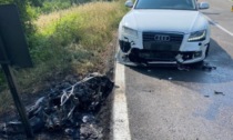 Motociclista si scontra con un'auto e la moto prende fuoco: deceduto nella notte in ospedale