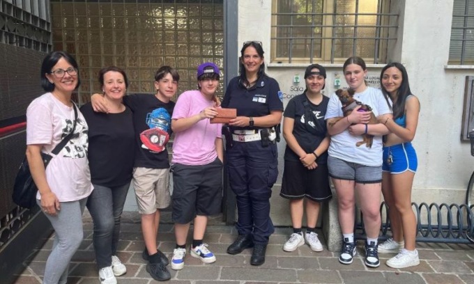 Trovano un portafogli e lo restituiscono alla proprietaria