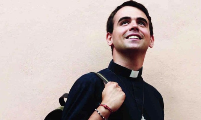 Minacce a don Mattia Ferrari, identificato l’autore che si nasconde dietro l’account Twitter