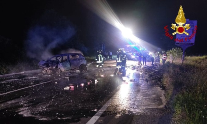 Auto si scontrano frontalmente e una prende fuoco: 2 morti e un ferito