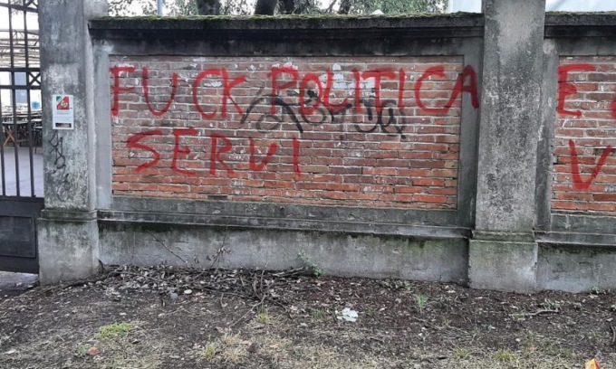 Nuovo attacco dei no vax: imbrattati i muri dell’ex macello