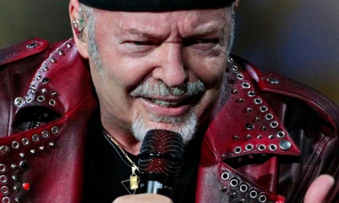 La lettera del vescovo di Rimini a Vasco: “sono anni che canto le tue canzoni in spiaggia”