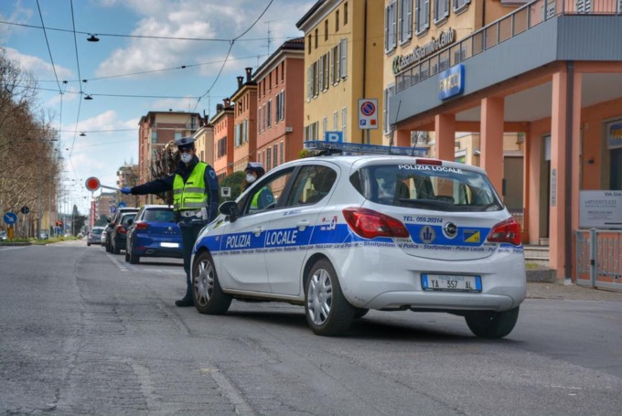 Ubriaca va a sbattere contro il cancello di un’abitazione: denunciata piacentina