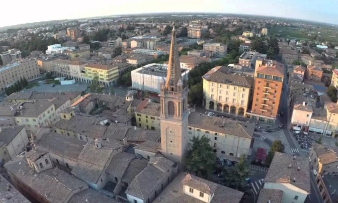 Moto senza conducente piomba su passante a Vignola: morta 52enne