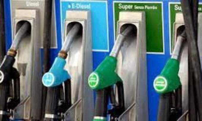 Da agosto scatta l’obbligo di esposizione del cartello dei prezzi medi dei carburanti