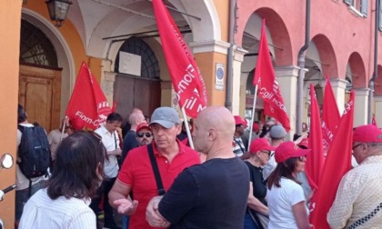 Sit-in di protesta davanti al Tribunale: a manifestare i metalmeccanici