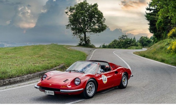 Tante auto storiche all’autoraduno “Ruote nella Storia”