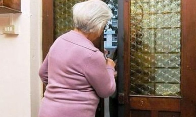 Falso Carabiniere le chiede di visionare il denaro custodito in casa