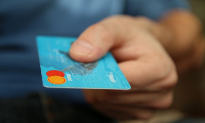 Sostegni ai cittadini: arriva la card che “aiuta solo le famiglie tradizionali”