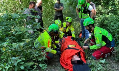 Scivola mentre raccoglie i fiori di lavanda e si procura un trauma: attivato il Soccorso Alpino