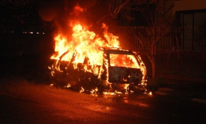 Auto in fiamme alla Stazione Piccola: ad appiccare l'incendio è stato il proprietario