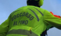 Auto esce di strada e finisce nella scarpata: grave un 41enne