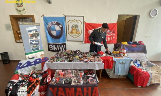 False griffes di Ferrari e Maserati sequestrate dalla Guardia di Finanza