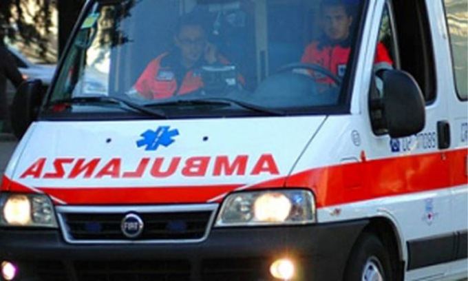 Automobilista perde il controllo dell’auto e sbatte contro un albero: muorto sul colpo