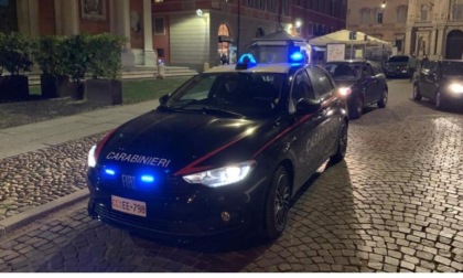 Punta un coltello contro i passanti dopo una rapina in centro: arrestato