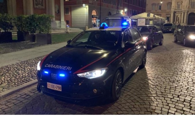 Punta un coltello contro i passanti dopo una rapina in centro: arrestato
