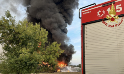 Un vasto incendio è divampato sabato pomeriggio alla Ca.Re. di Carpi