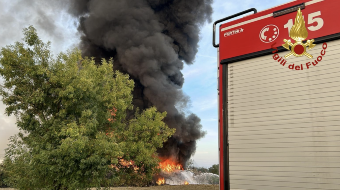 Un vasto incendio è divampato sabato pomeriggio alla Ca.Re. di Carpi