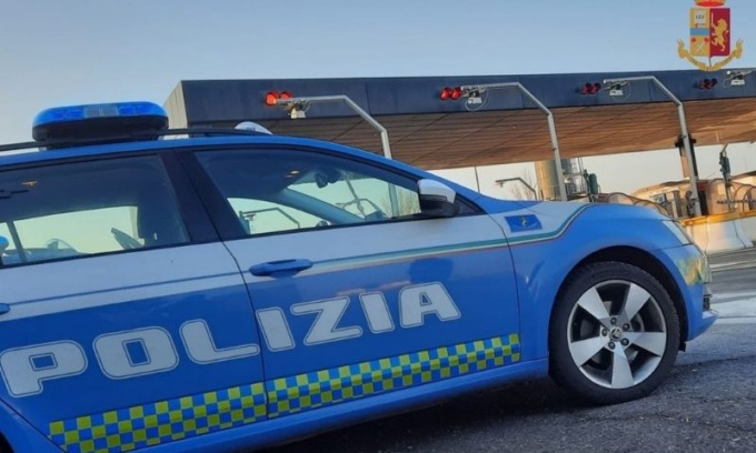 Sulla A1 due ragazzi esplodono alcuni colpi di pistola e si filmano