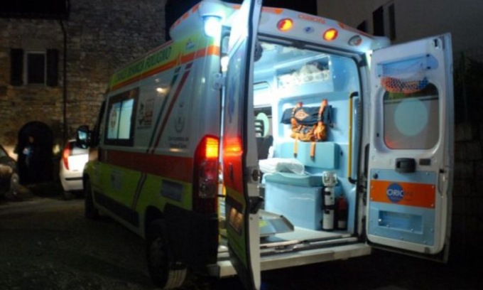 Pensionato attraversa la strada ed è travolto da auto: è grave