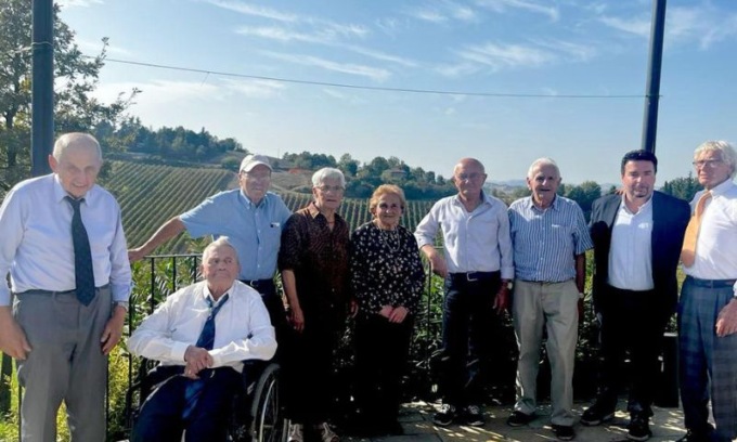 Si ritrovano a ottant’anni dal primo giorno di scuola