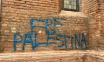 Scritte violente e razziste sui muri del Duomo e della Scuola di Musica