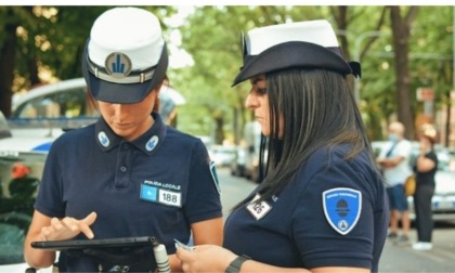 Guida ubriaco e finisce fuori strada, danneggiate due auto