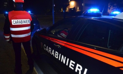 Tragedia familiare: uccide la madre e il fratello e tenta il suicidio