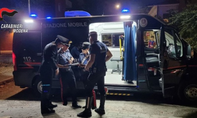 Reagisce all’ennesimo furto e viene aggredito da una banda di giovani