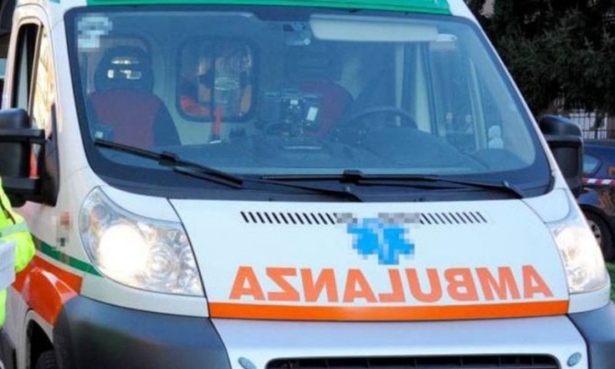 Figlio tredicenne  accoltella la madre alla gola