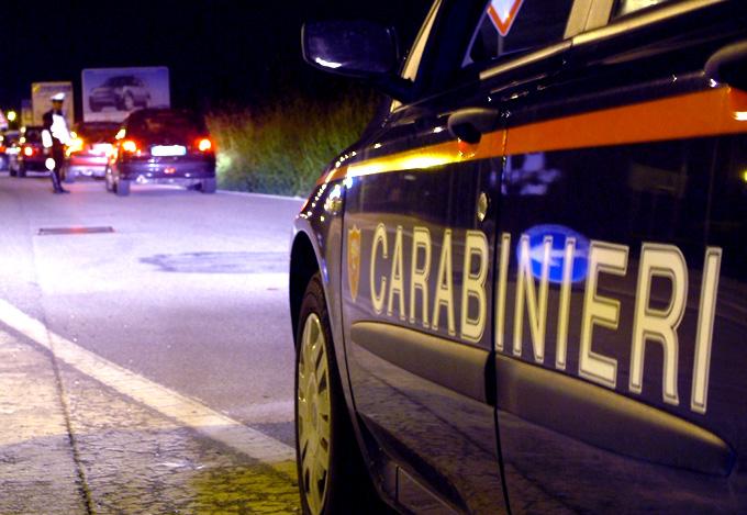 Rubano due trattori da un’azienda agricola e si scontrano