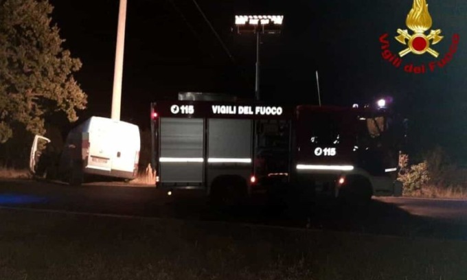 Furgone esce fuori strada e finisce contro un palo: morta un 29enne