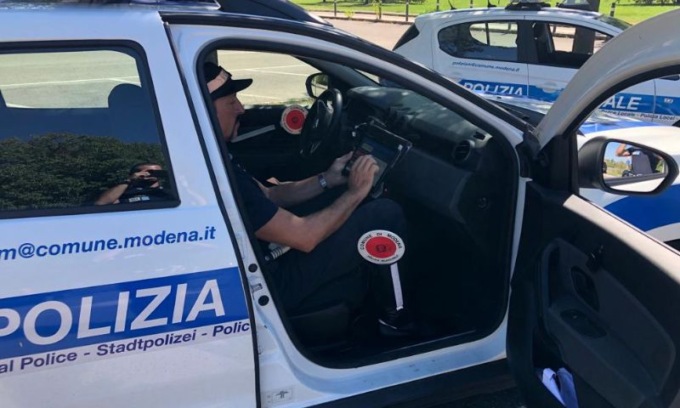Auto contro camion in via Nonantolana: un ferito